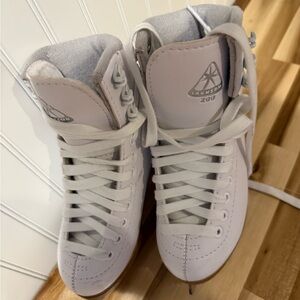 JACKSON Women's White Athletic Skates